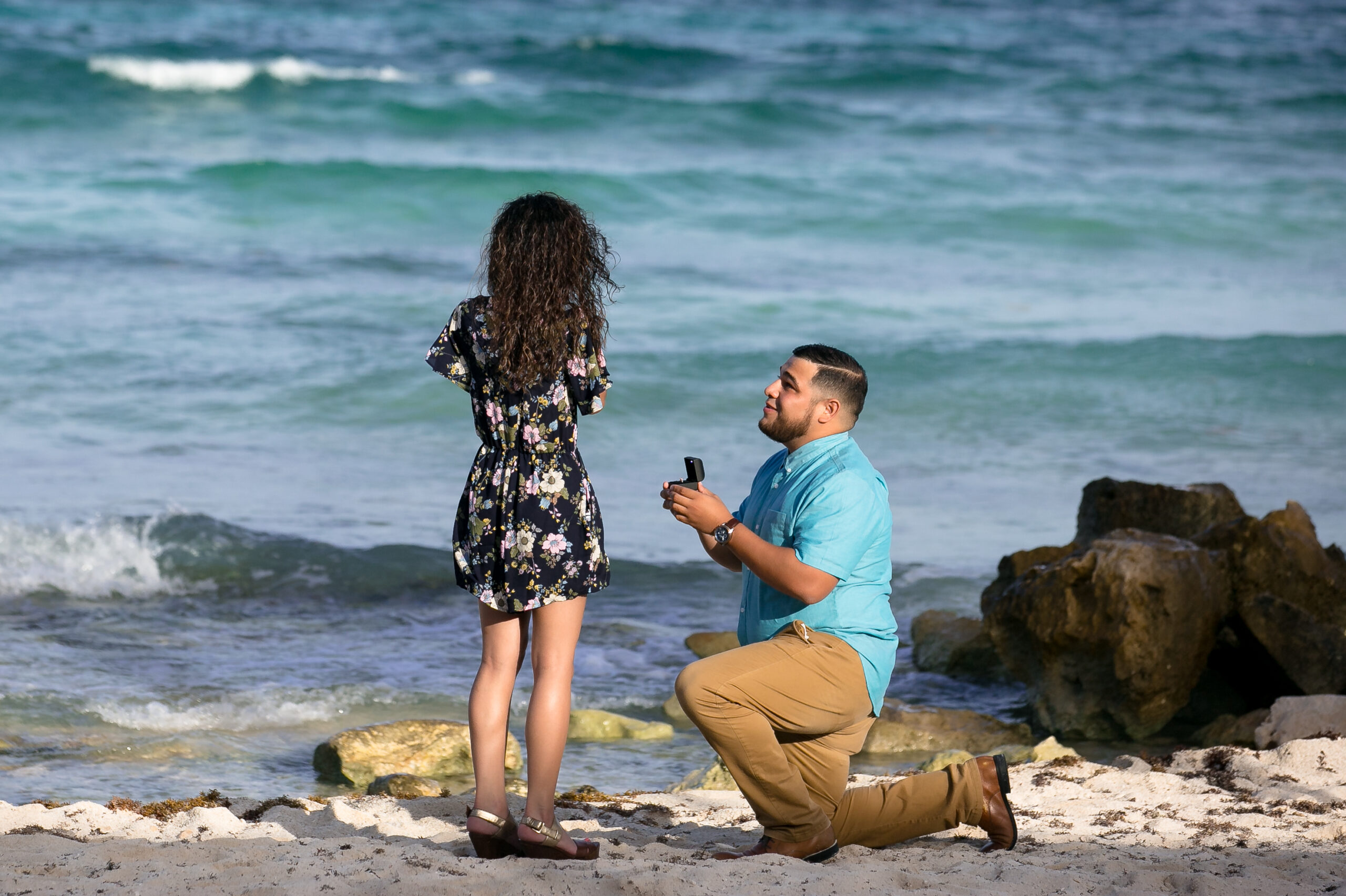 Boyfriend proposes to girlfriend at the beach