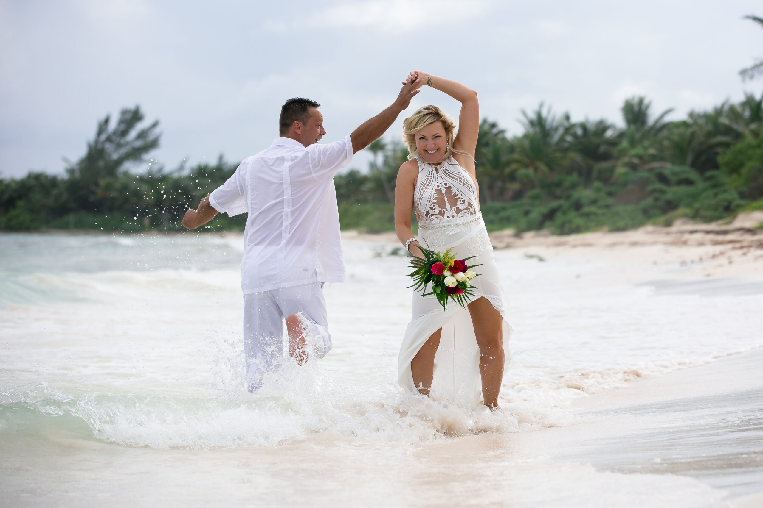 Newlyweds dance on Xpu_Ha beach