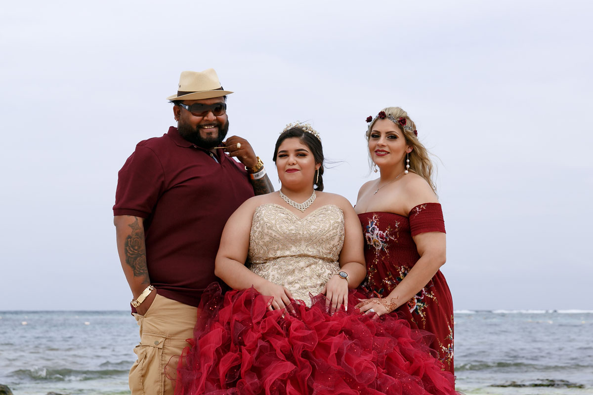 AkumalQuinceaneraLisiOnBeachWithParents