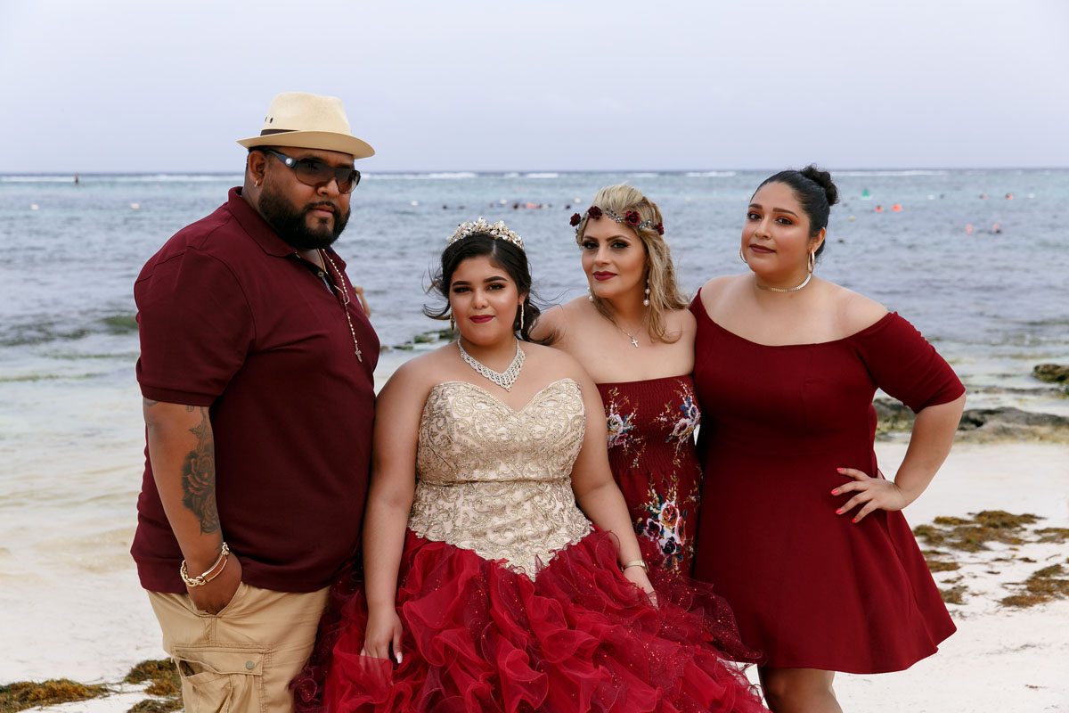 AkumalQuinceaneraLisiOnBeachWithParentsAndTia