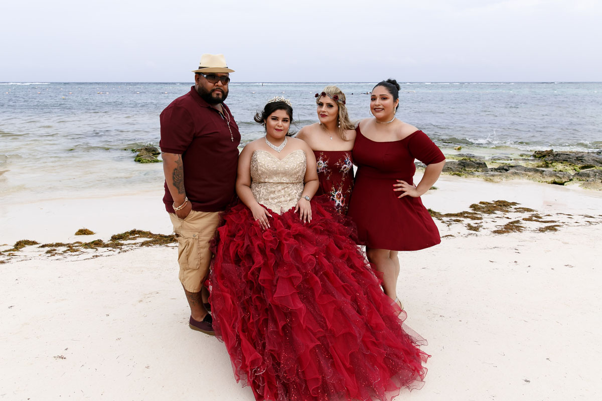 AkumalQuinceaneraLisiOnBeachWithParentsAndTia