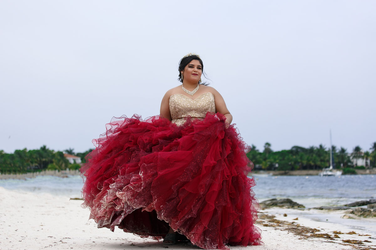 AkumalQuinceaneraLisiWalkingOnBeach