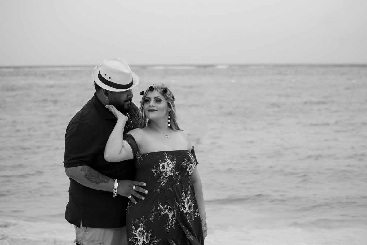 DadHoldingMomOnBeach