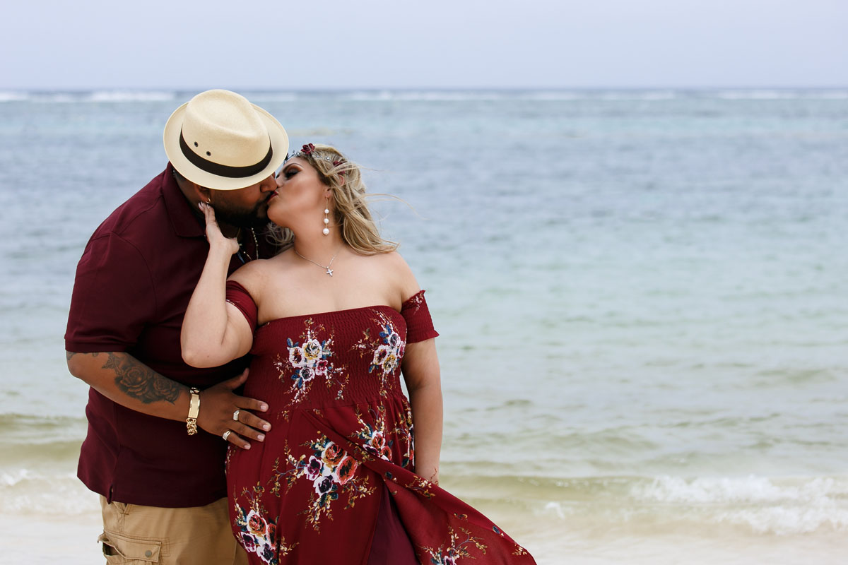 DadKissingMomOnBeach