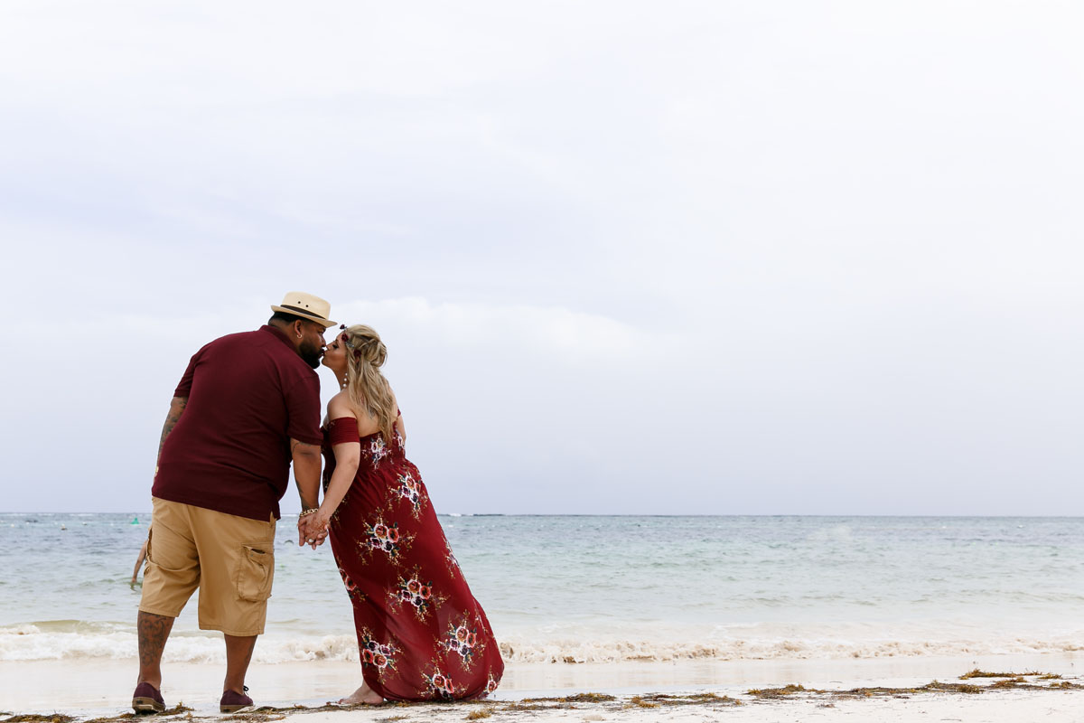 MomAndDadKissingOnBeach