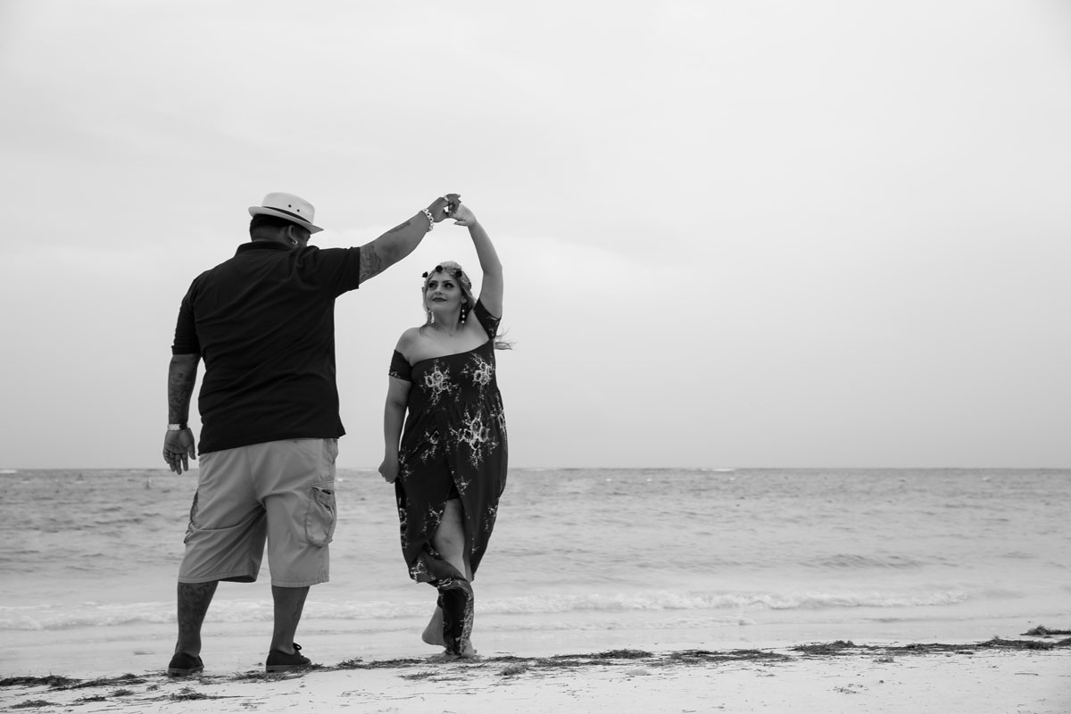 MomAndDadDancingOnBeach