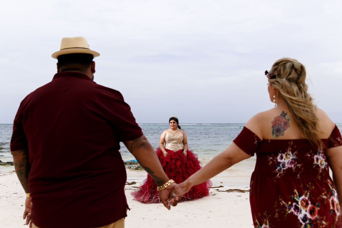 HoldingHandsOnBeachByLisi
