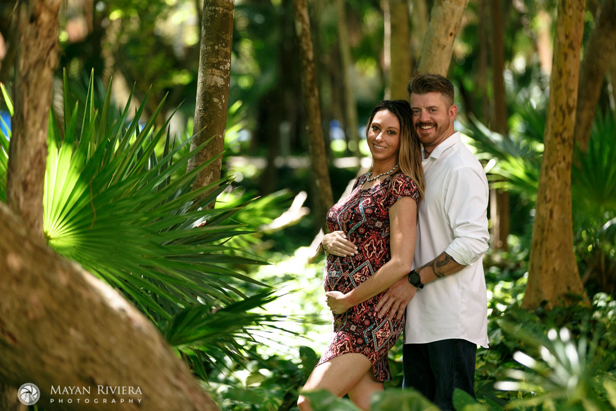 ExpectantMomCradlesBabyBump