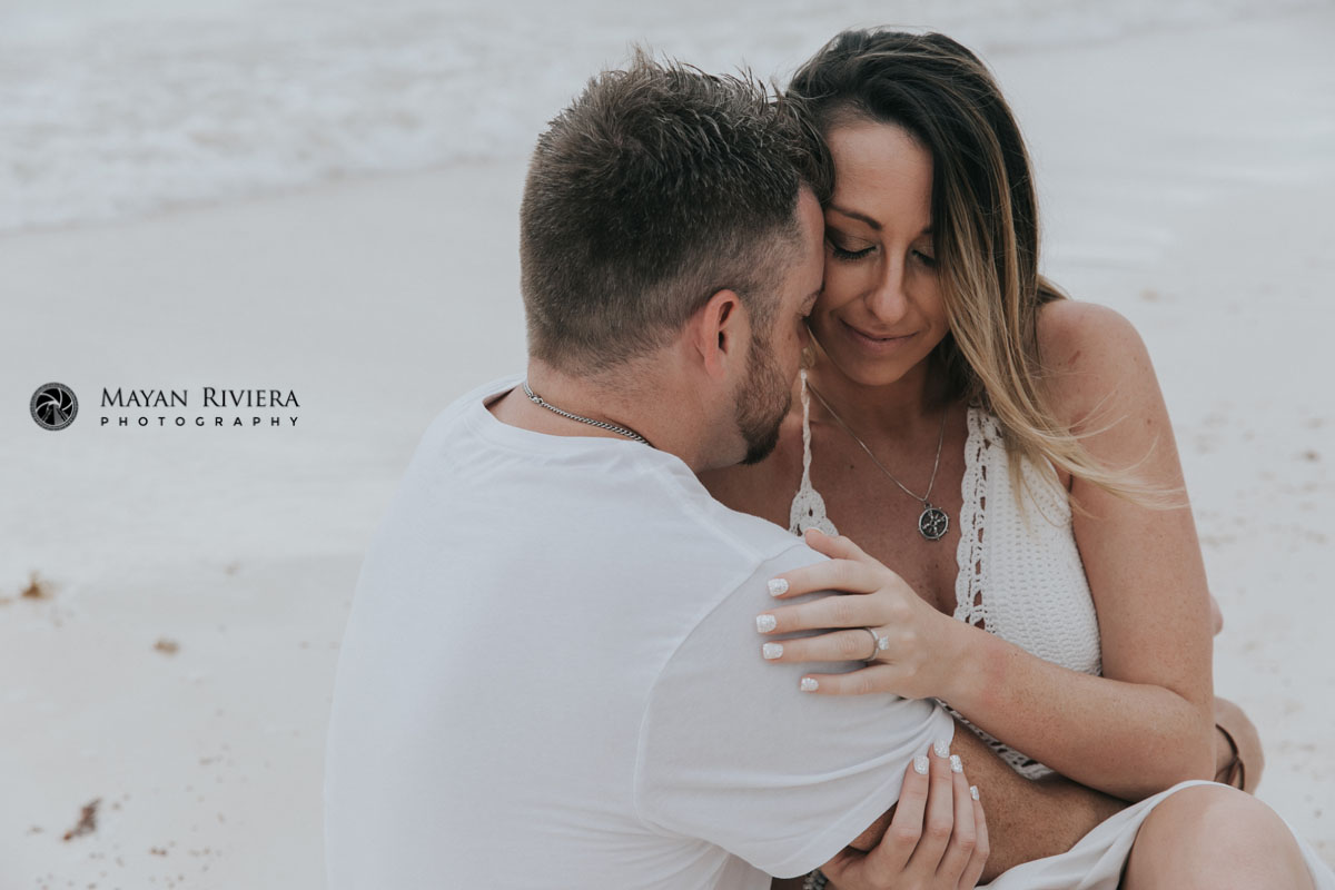 ExpectantParentsSnuggleOnBeach