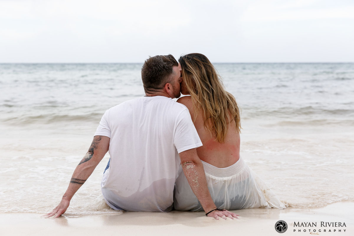 ExpectantParentsKissOnBeach