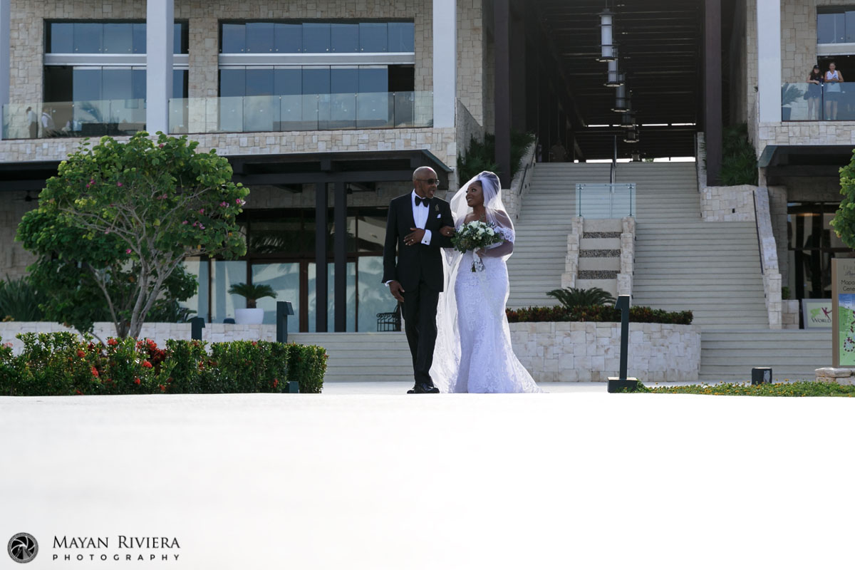 PlayaMujeresBrideAleahWalkingInWithDad
