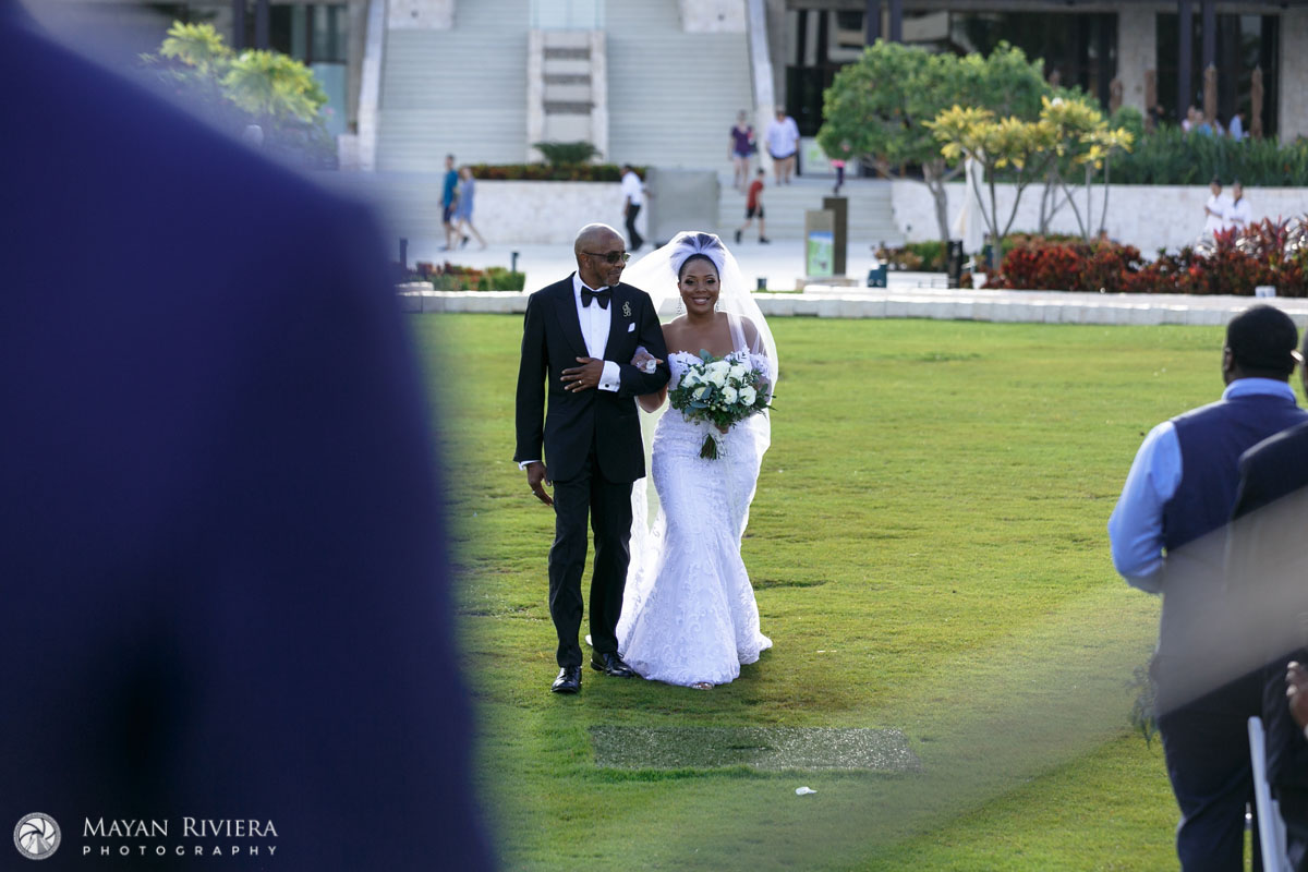 PlayaMujeresBrideAleahWalkingInWithDad