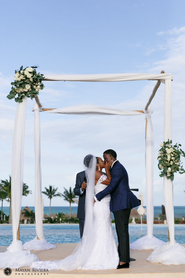 PlayaMujeresNewlywedsFirstKiss