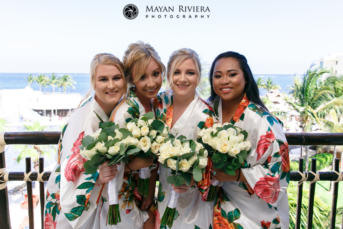 BrideAndBridesmaidsOnBalcony