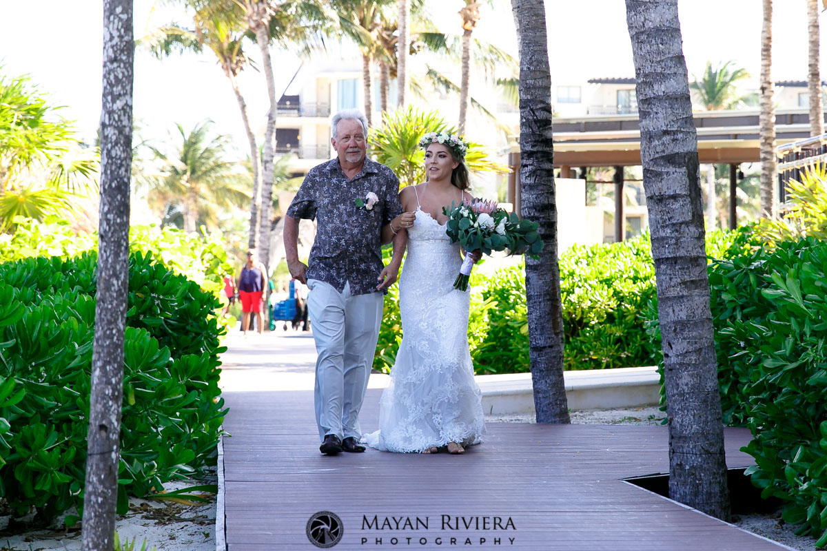 BrideWalksInWithDad