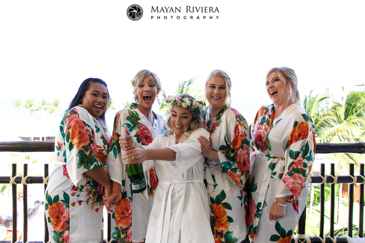 BrideAndBridesmaidsOnBalcony