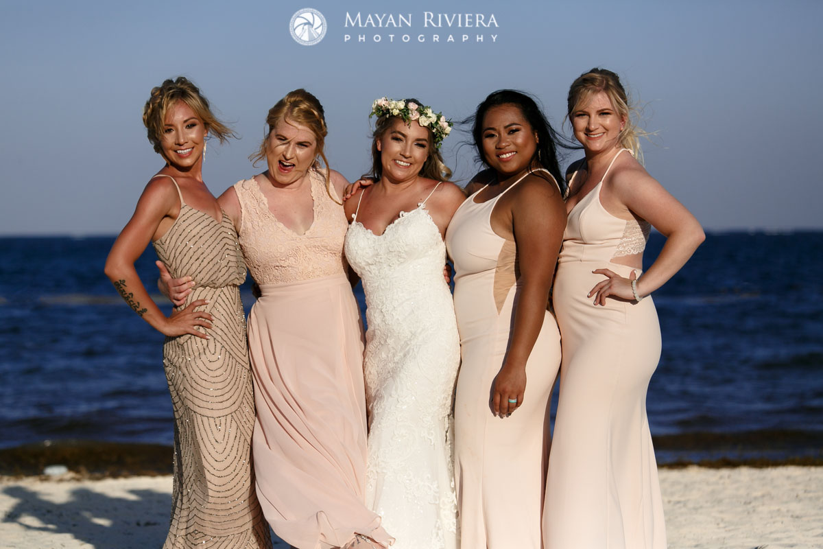 WeddingPartyPoseOnBeach