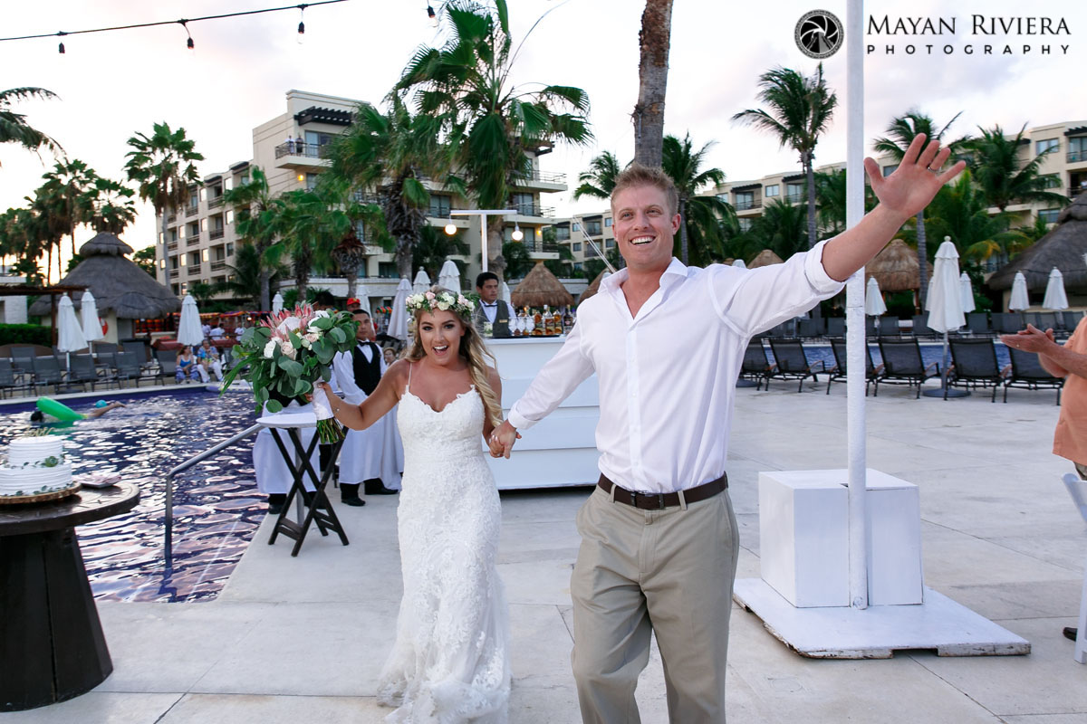 NewlywedsWalkIntoReception