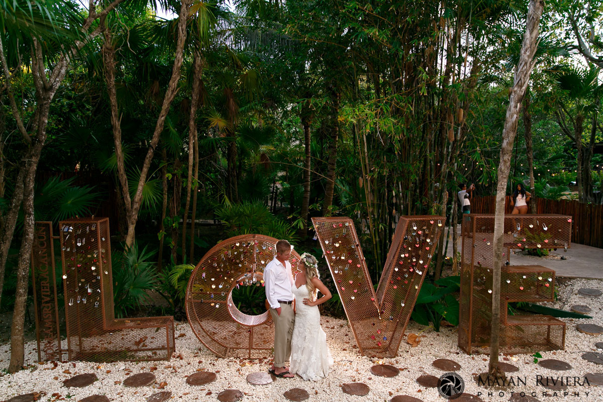 NewlywedsPoseInGarden