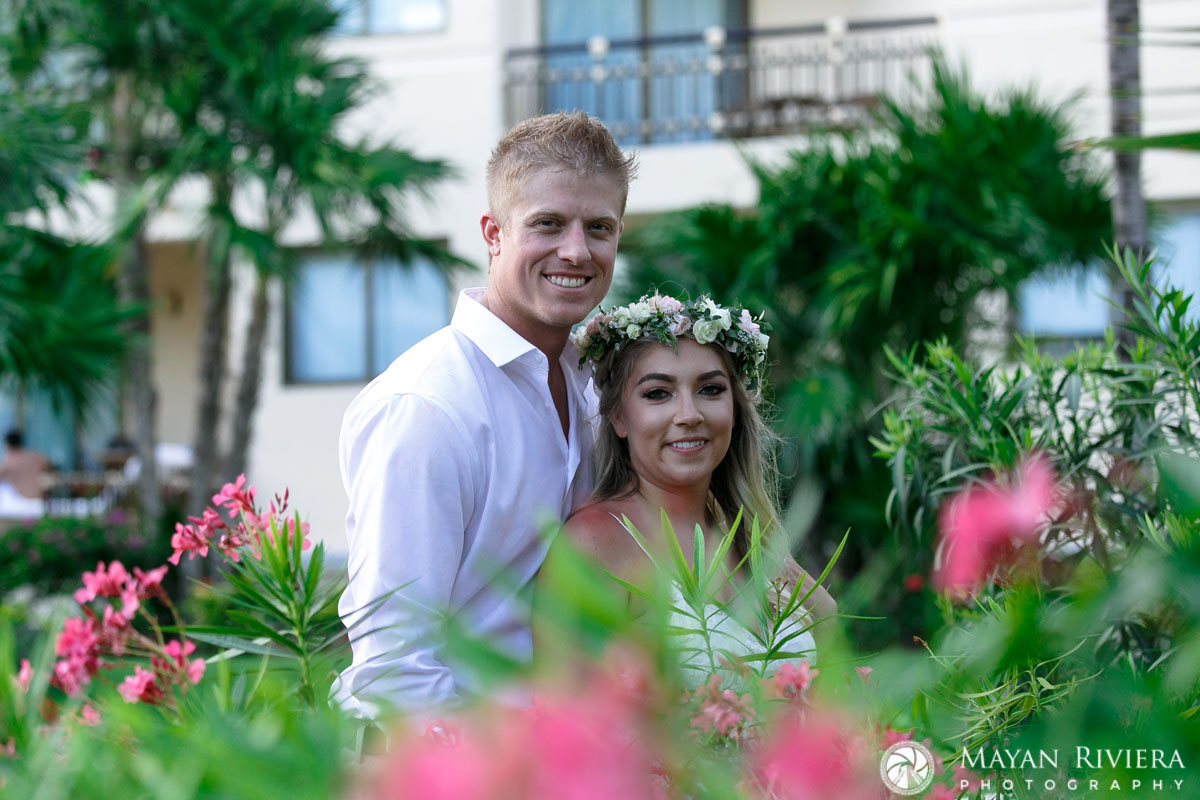 NewlywedsPoseInGarden