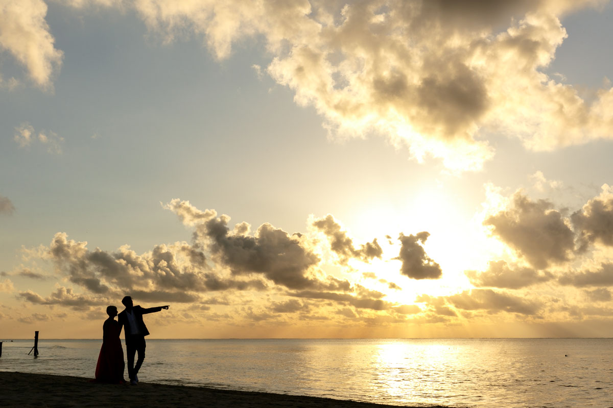 CouplesShilouetteAtSunrise