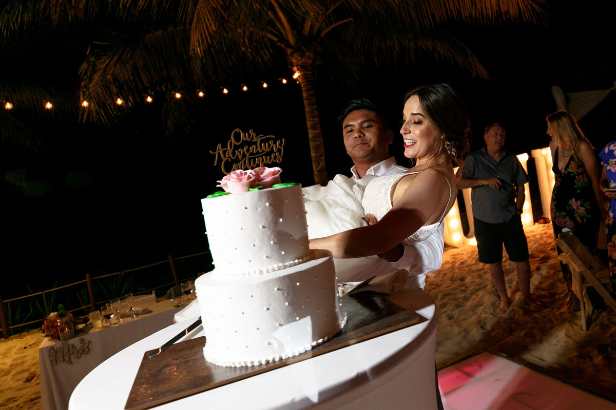 NewlywedsCutWeddingCake