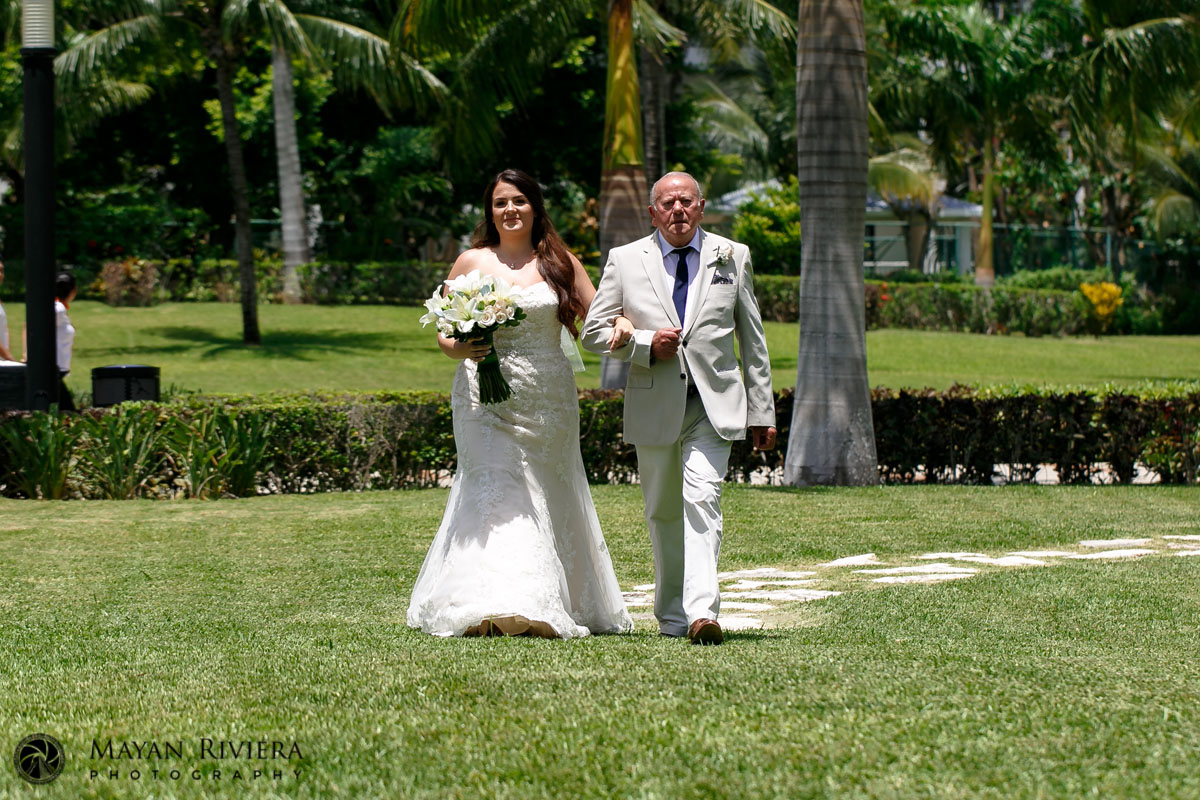 BrideWalksInWithDad