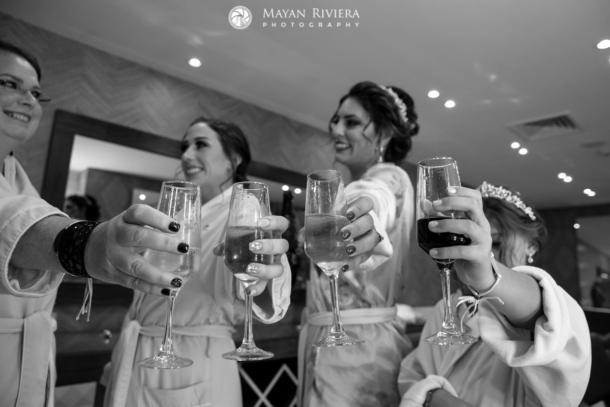 BrideAndWeddingPartyToastChampagne