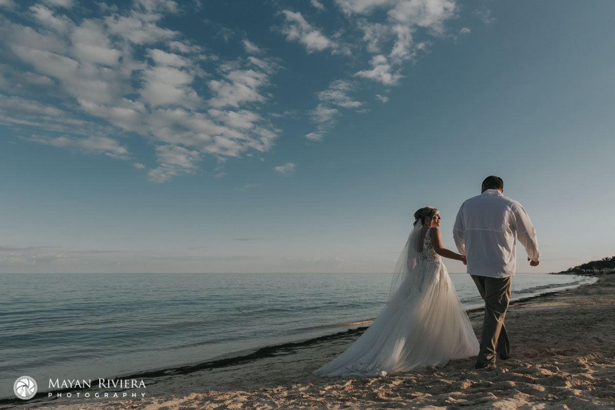 NewlywedsWalkBeach