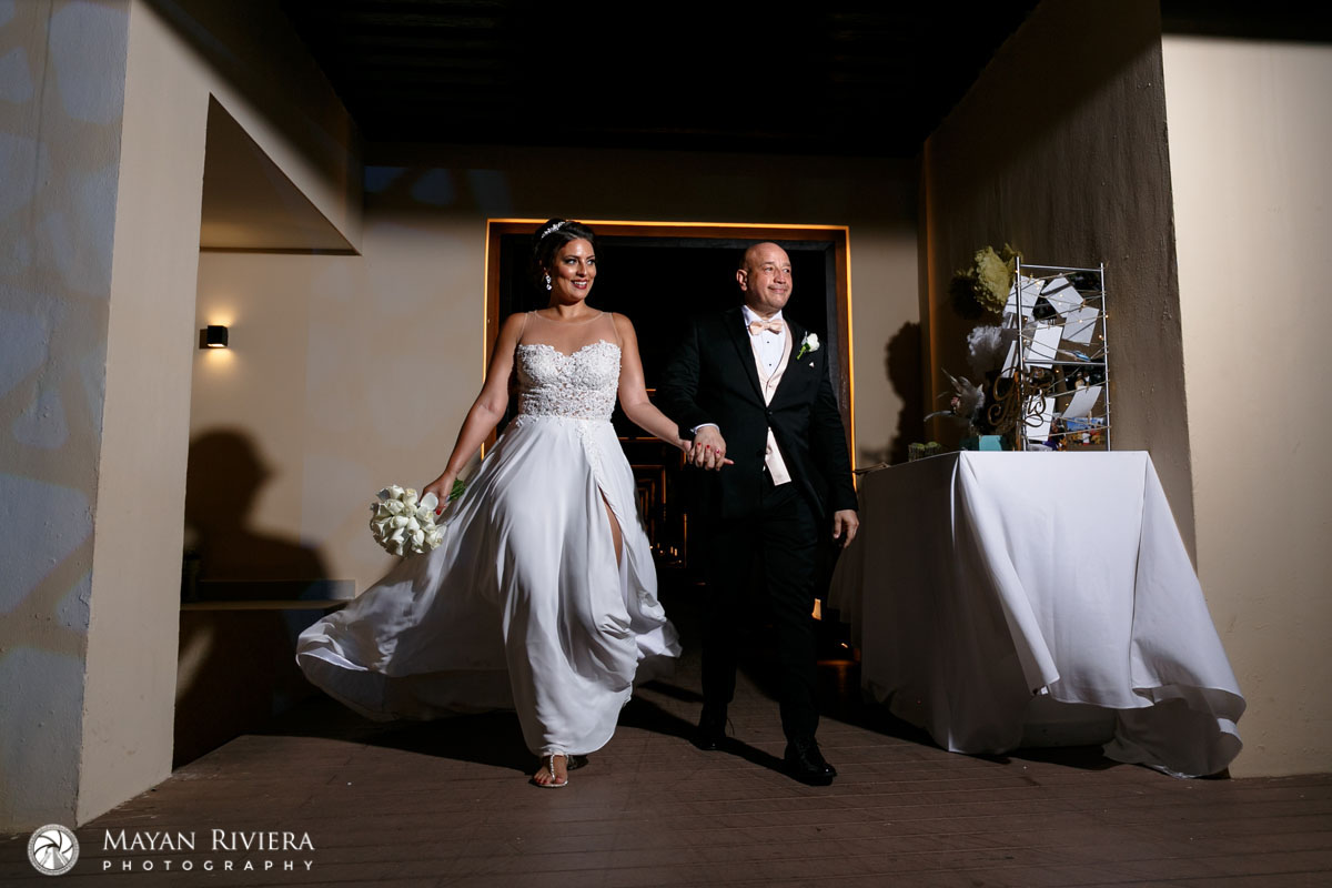 RoyaltonNewlywedsWalkIntoReception