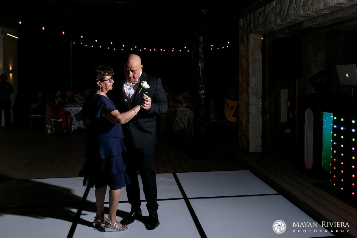 RoyaltonGroomDancesWithMom
