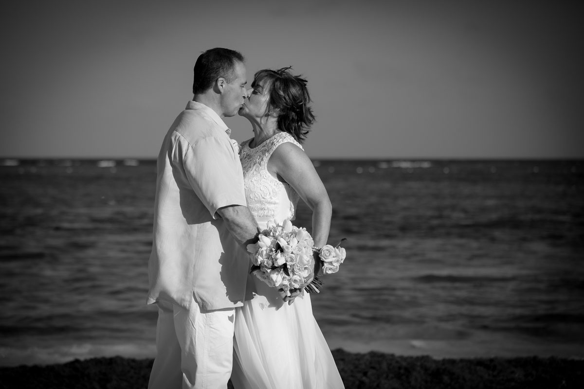AnniversaryCoupleKissing