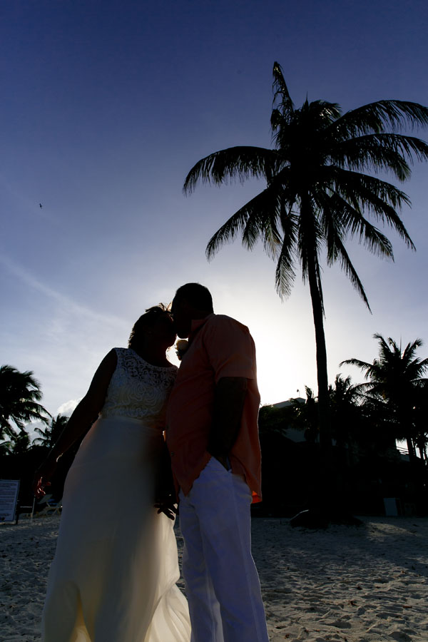 AnniversaryCoupleKissing