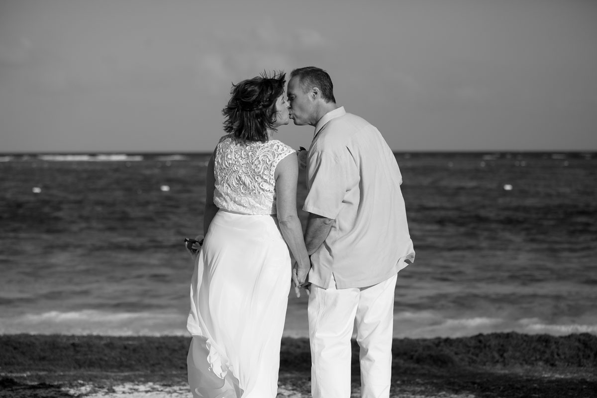 AnniversaryCoupleKissing