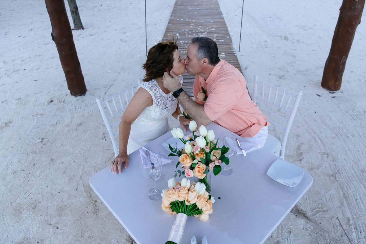 AnniversaryCoupleKissing