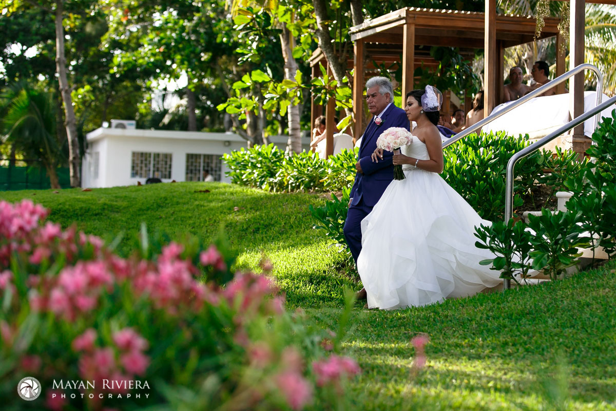 BrideWalksInWithDad