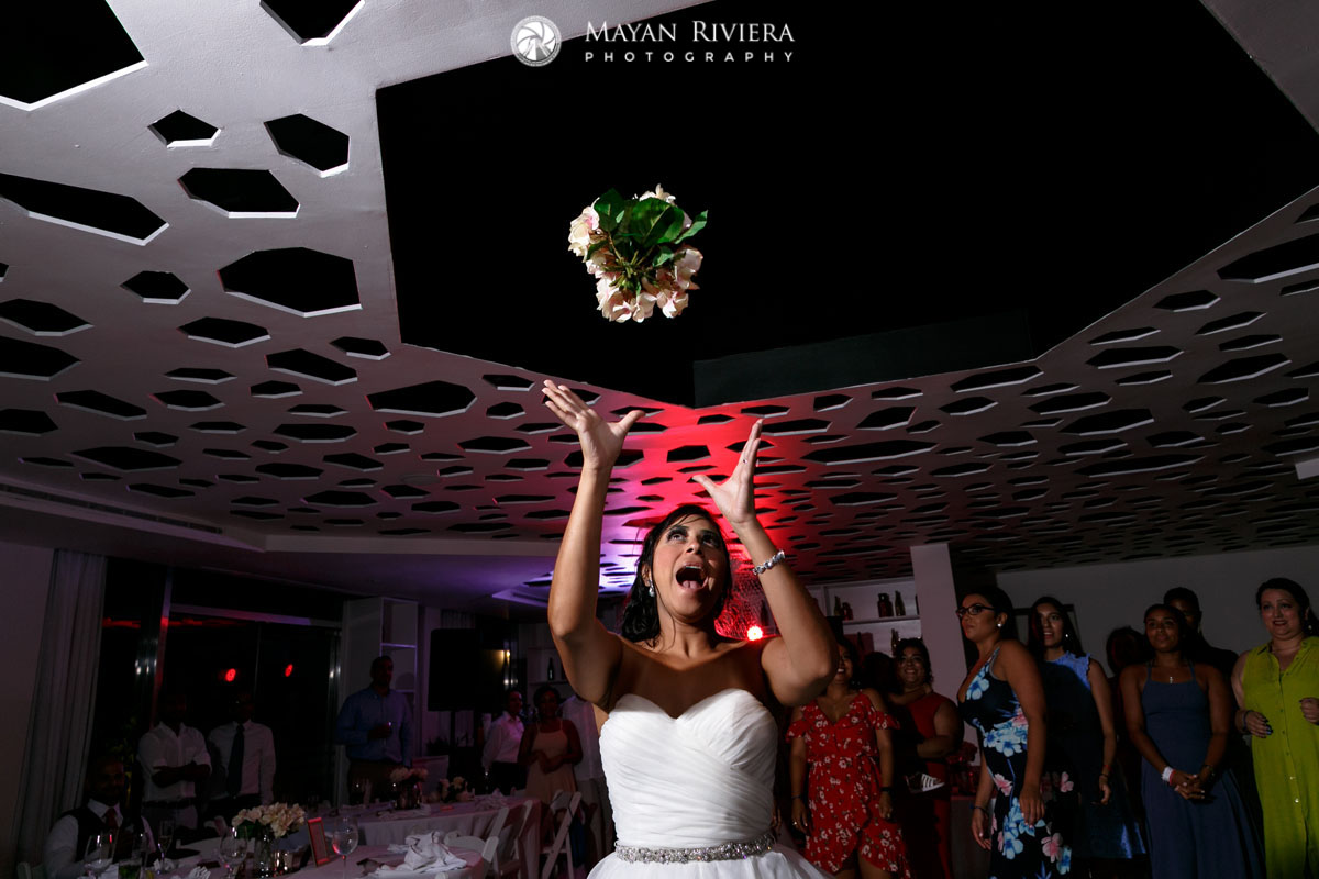 AzulFivesBrideTossesBouquet