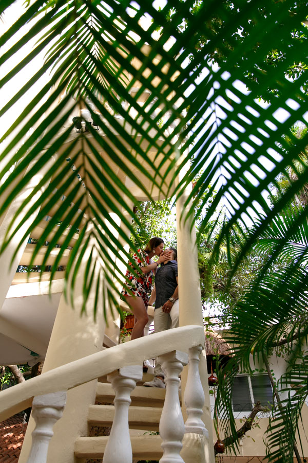 CoupleKissOnSpiralStaircase