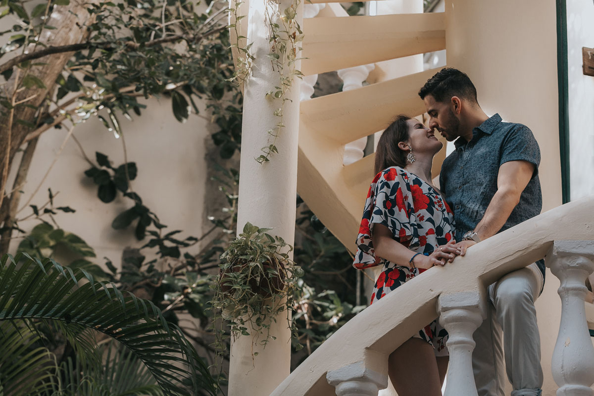 CoupleKissOnSpiralStaircase