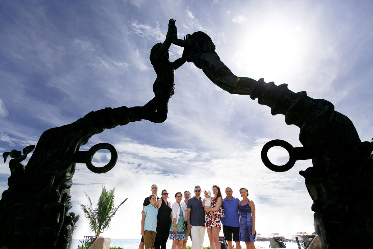ExtendedFamilyPosesUnderBeachStatue