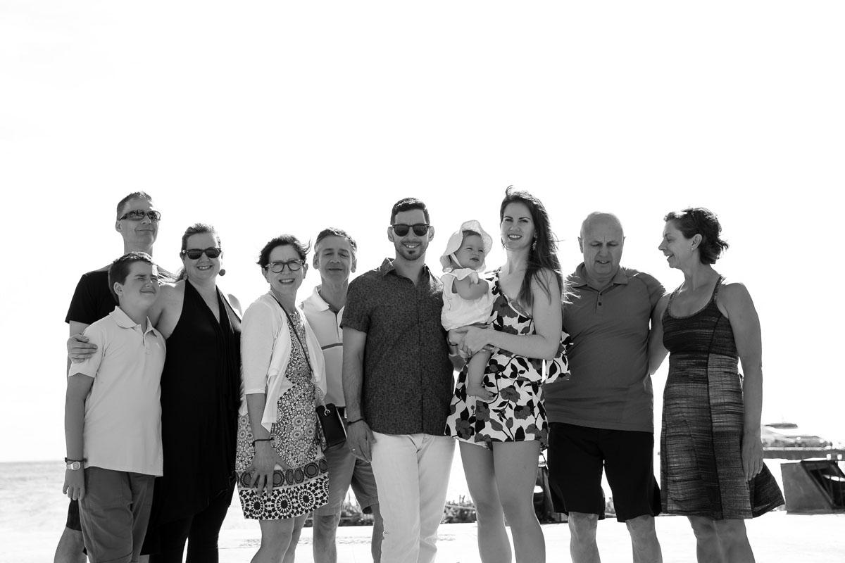 ExtendedFamilyPosesOnBeach