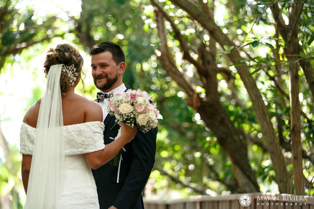 GroomsFirstLookAtHisBride