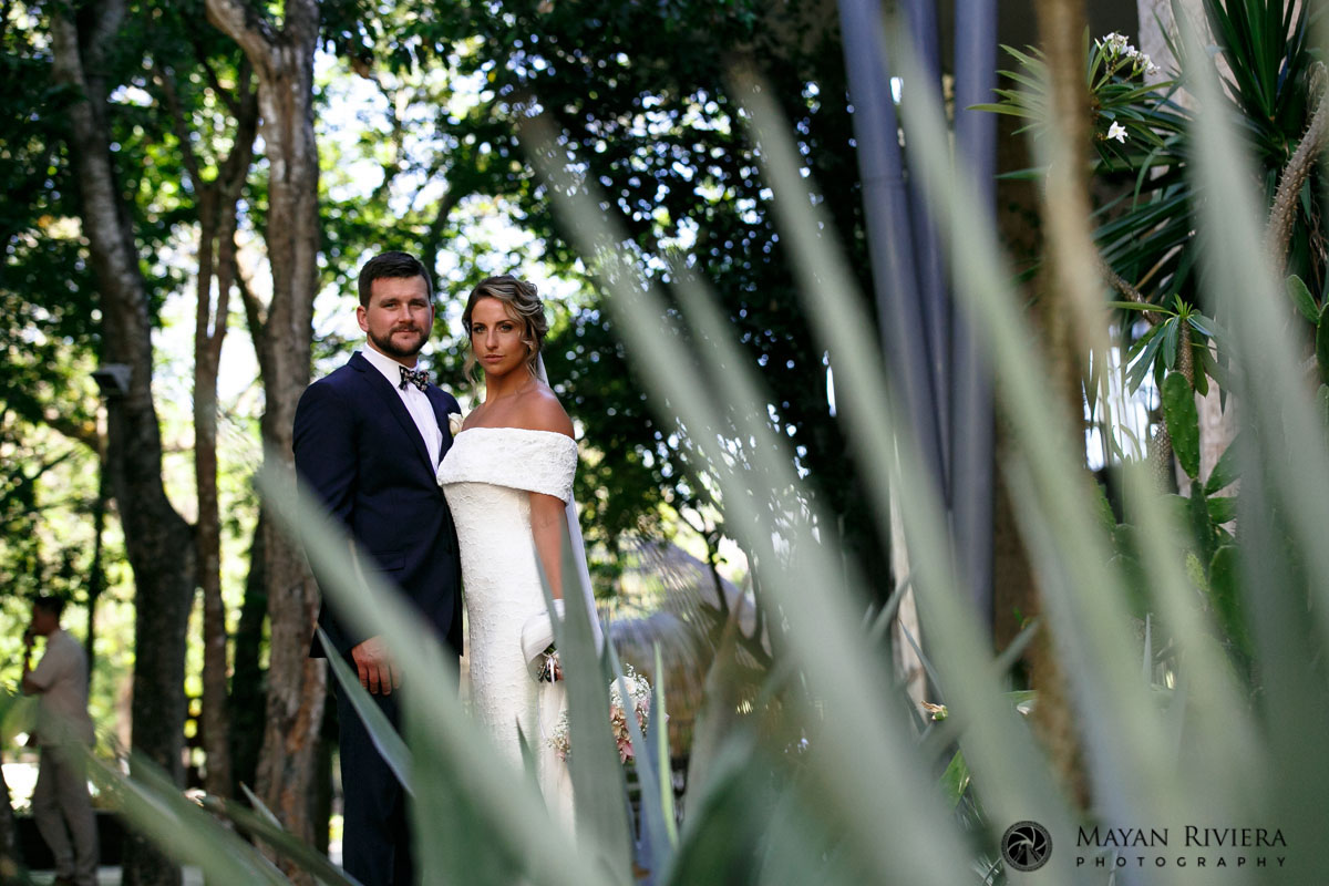 WeddingCouplePosesInJungleGreenery