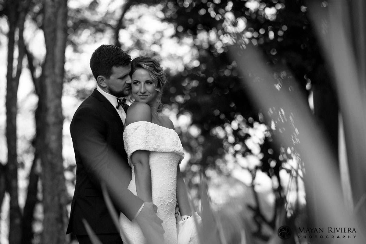 WeddingCouplePosesInJungleGreenery