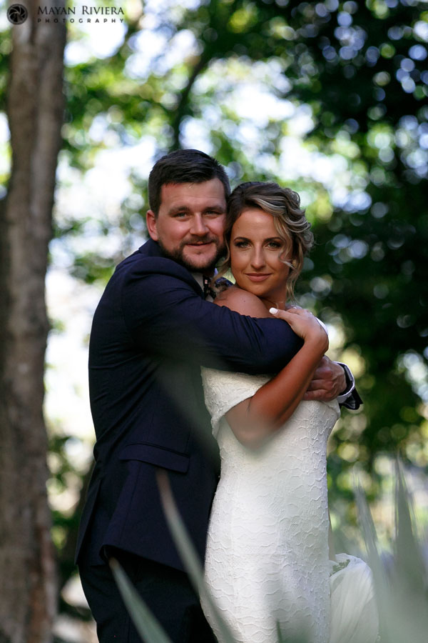 WeddingCouplePosesInJungleGreenery