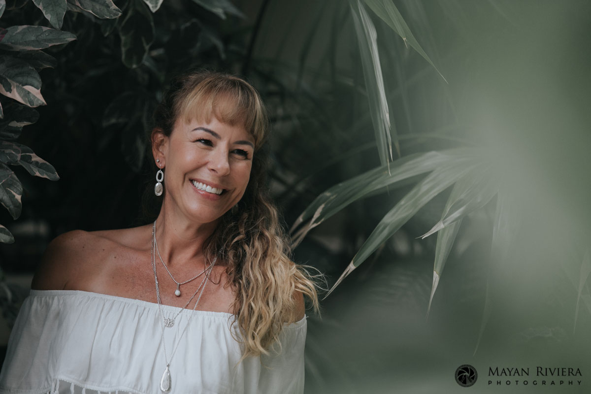 SmilingMomPosesInJungle