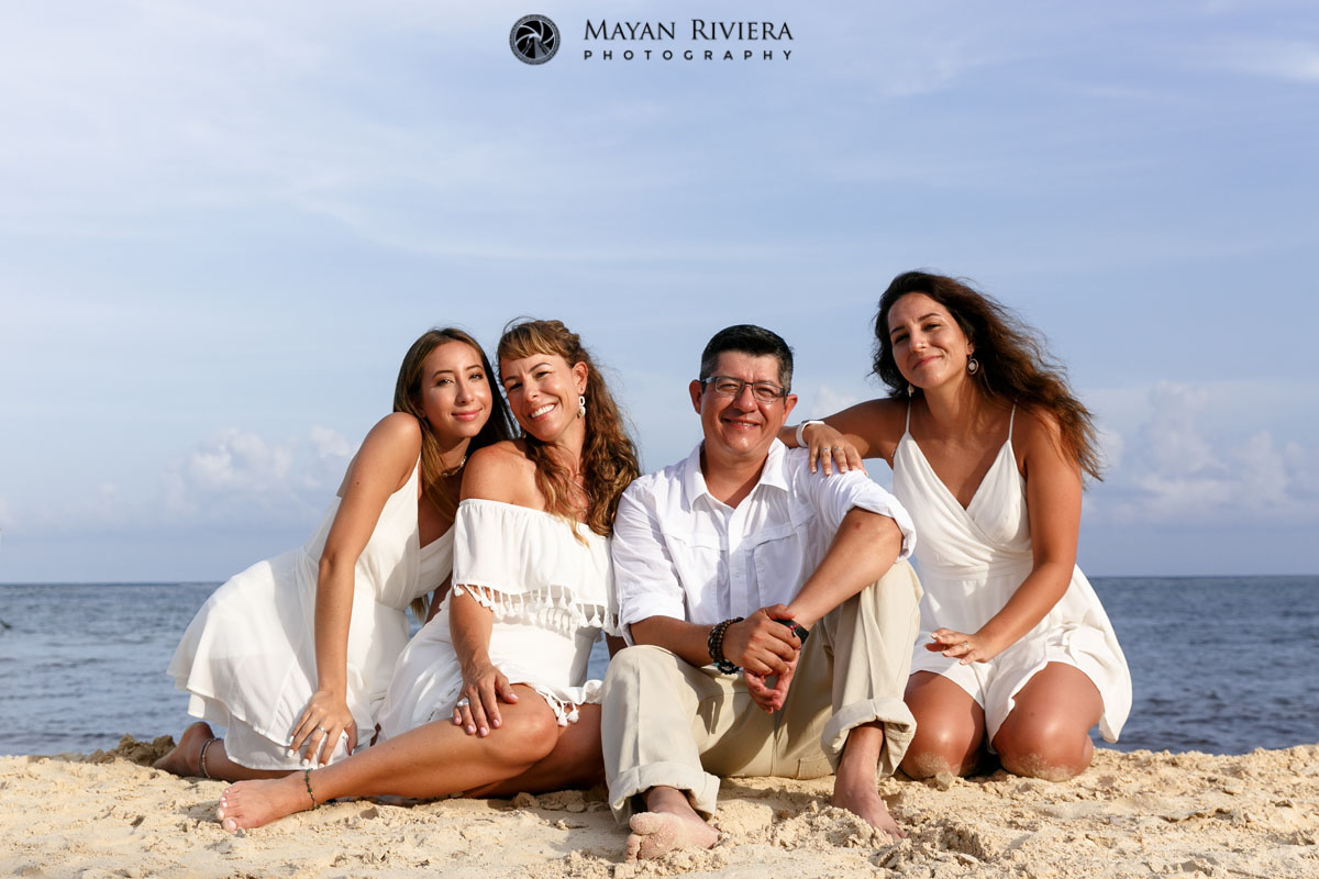 SmilingFamilyPosesOnBeach