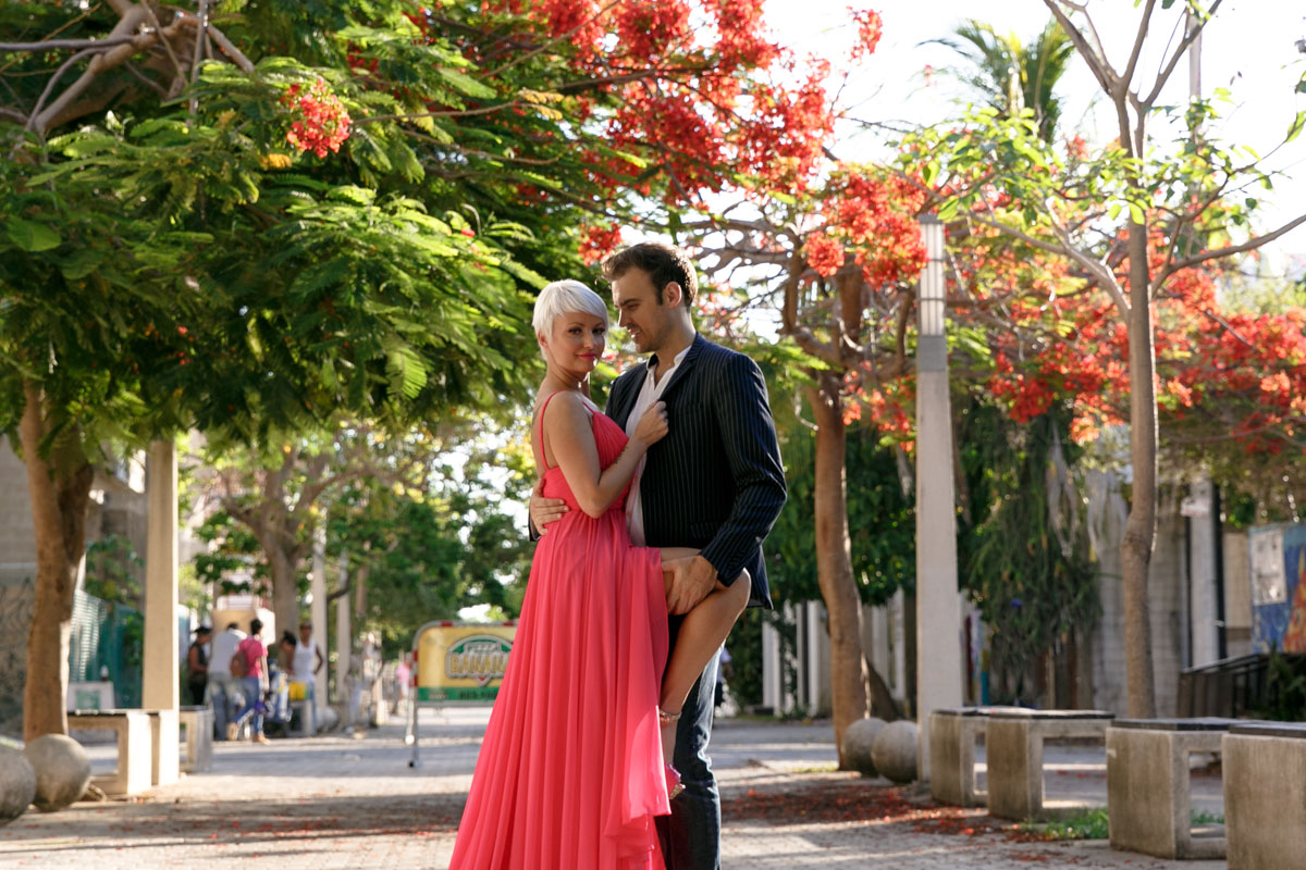 AlanHoldsGitasLegInEmbraceOnStreet