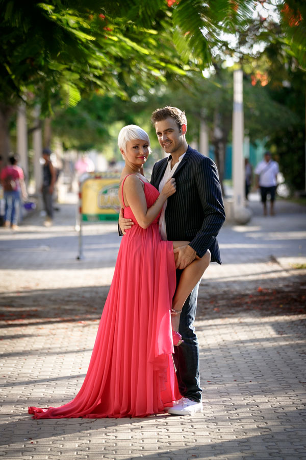 AlanHoldsGitasLegInEmbraceOnStreet