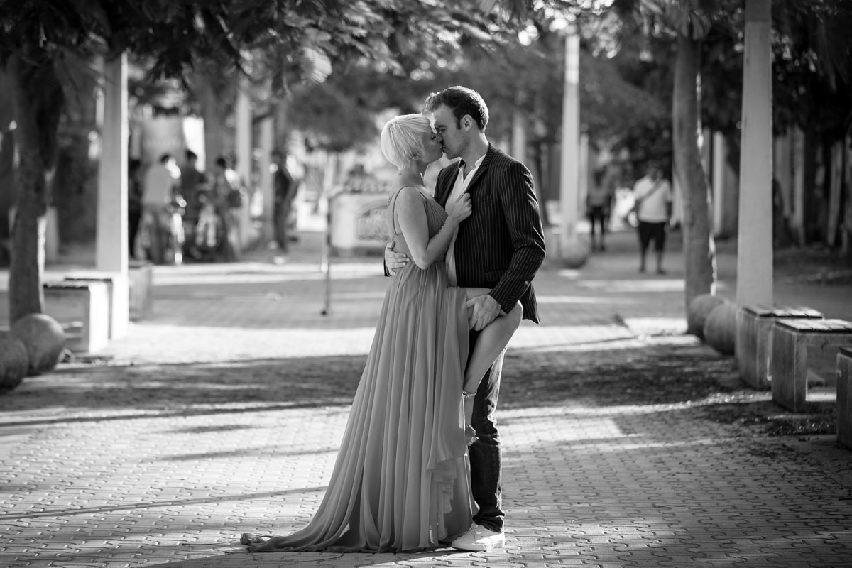 GitaAndAlanKissOnUrbanStreet